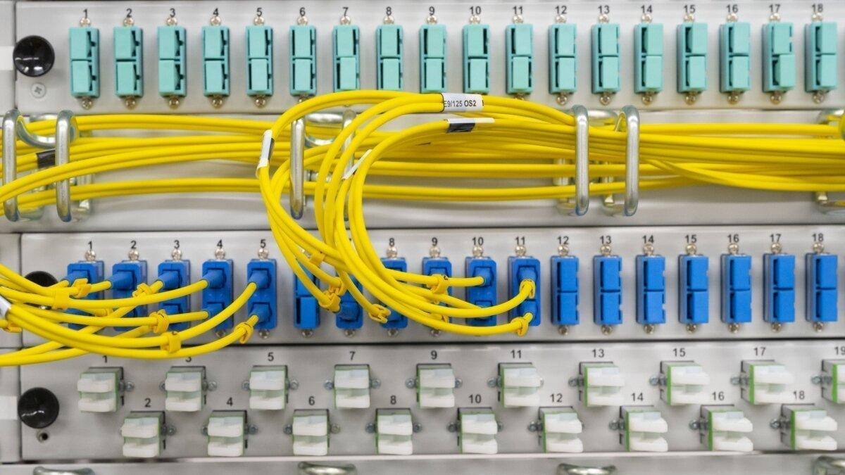 Baie fibre optique installée avec tiroirs, connecteurs et jarretières jaunes